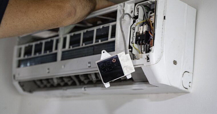 Co zrobić gdy klimatyzator kapie wodą do mieszkania?