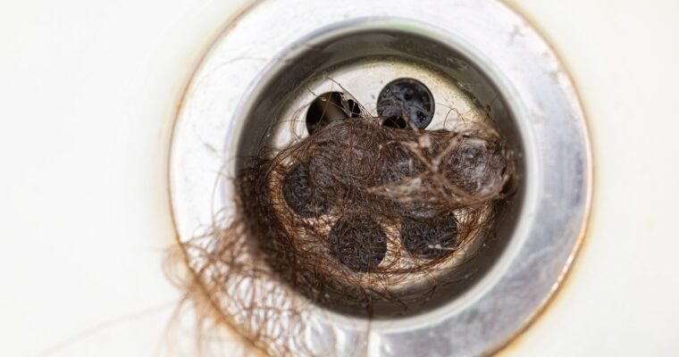 Co zrobić gdy odpływ w prysznicu wolno spływa? Skuteczne metody udrażniania