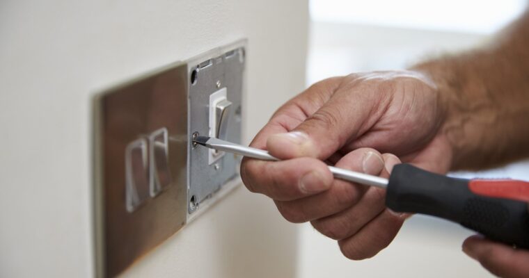 Dlaczego włącznik światła trzeszczy podczas przełączania? Rozwiązania