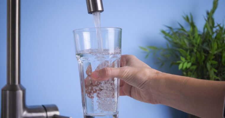 Dlaczego woda z kranu ma nieprzyjemny smak i jak temu zaradzić?