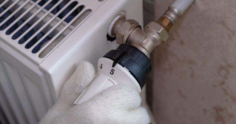 Jak naprawić pęknięty zawór przy grzejniku? Poradnik krok po kroku
