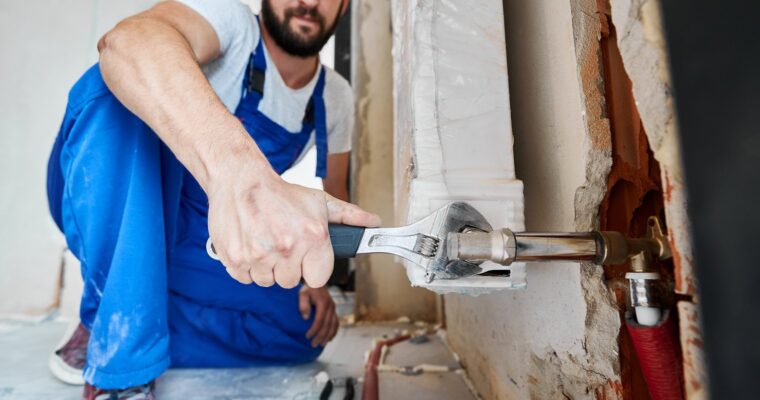 Jak naprawić przeciekający syfon pod brodzikiem prysznicowym?