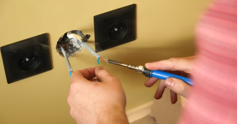 Jak wymienić uszkodzony przewód w puszce podtynkowej?