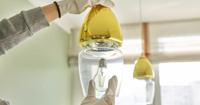 Jak wymienić żarówkę w oprawa hermetycznej? Praktyczny poradnik