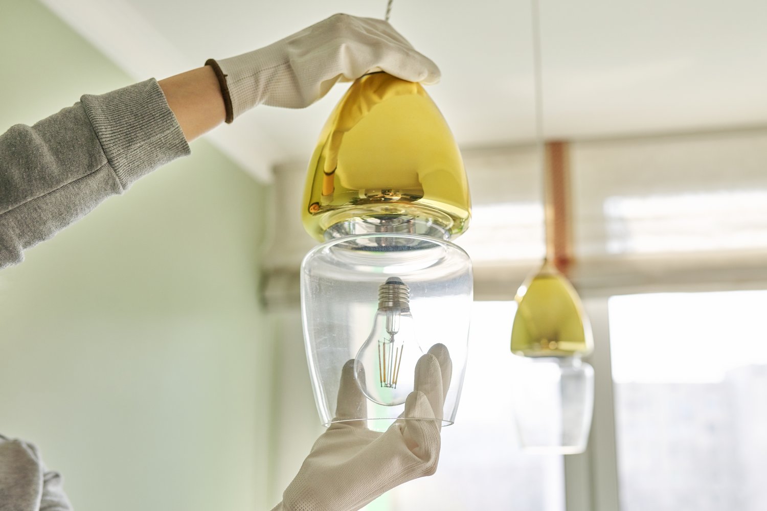 Jak wymienić żarówkę w oprawa hermetycznej? Praktyczny poradnik