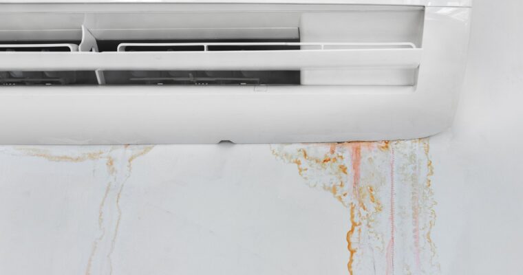 Co powoduje kapanie wody z klimatyzatora na ścianę?