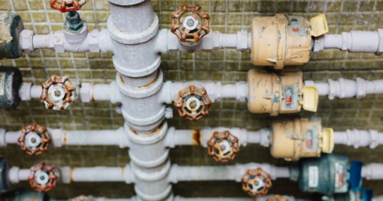 Co powoduje stukanie w rurach wodnych przy zamykaniu kranu?