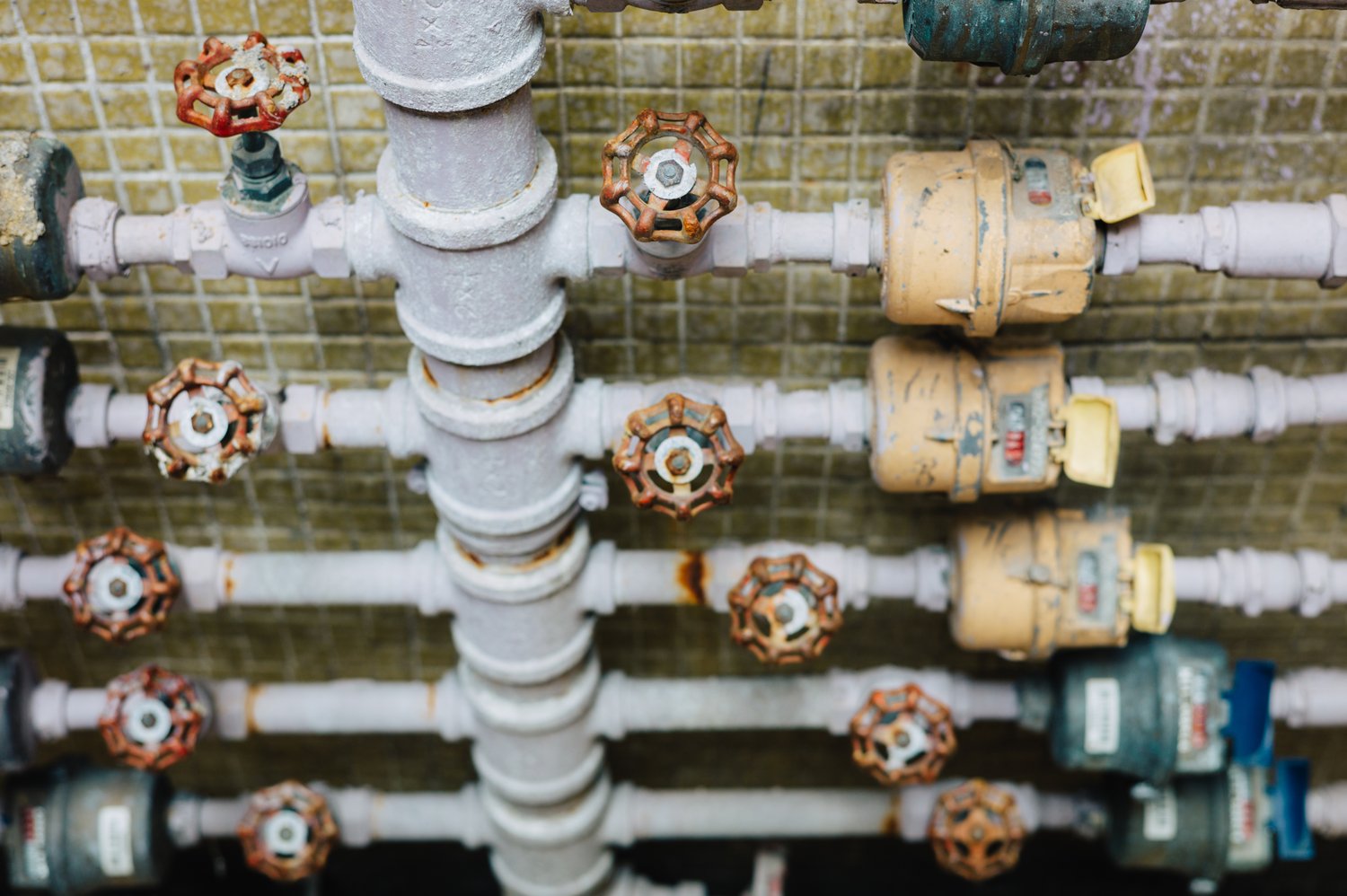 Co powoduje stukanie w rurach wodnych przy zamykaniu kranu?