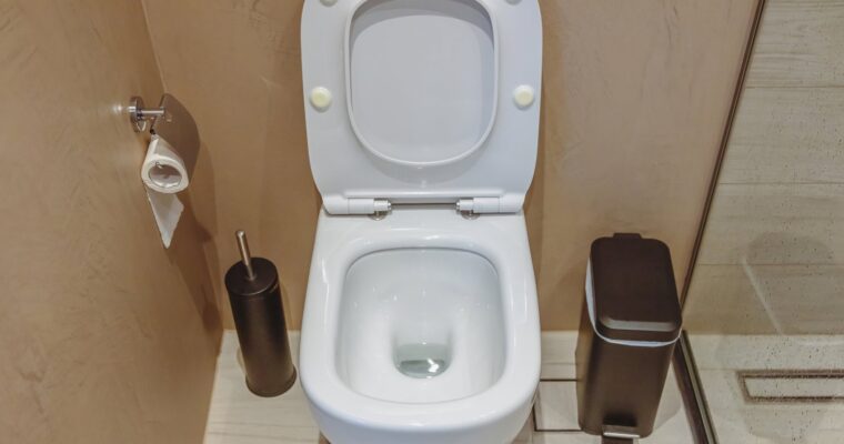 Jak naprawić opadającą klapę sedesu? Praktyczne sposoby