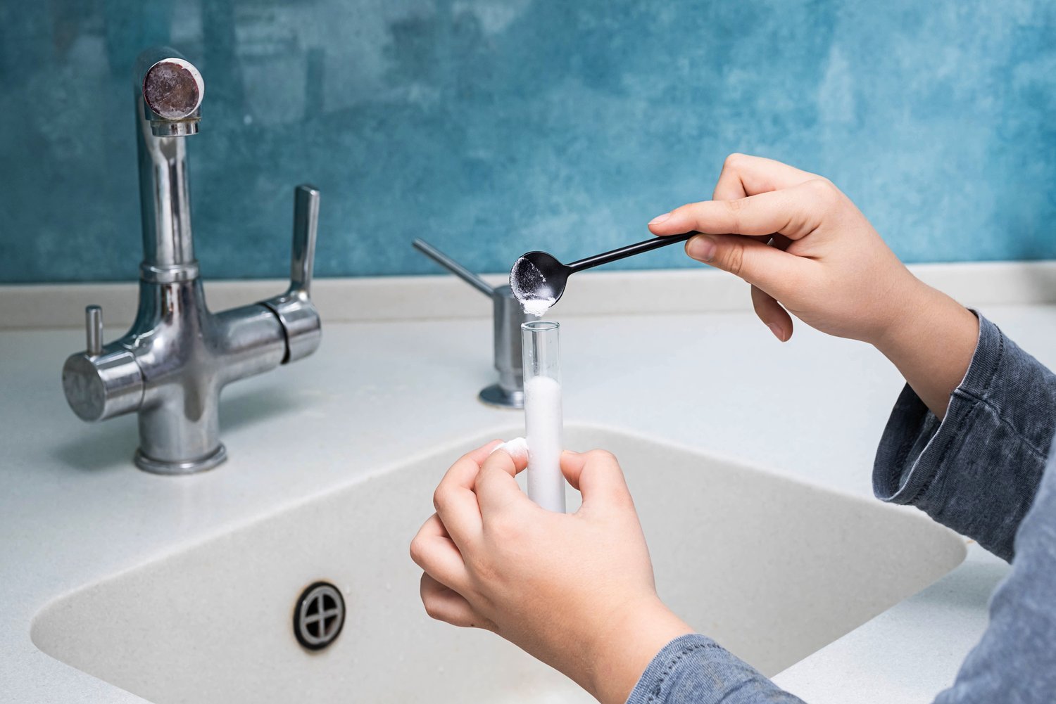 Jak skutecznie usuwać kamień z instalacji wodnych