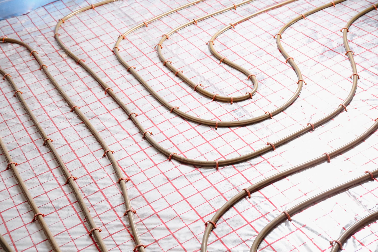 Jak wybrać odpowiedni styropian frezowany do instalacji grzewczej w podłodze