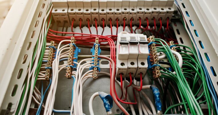 Jak wybrać odpowiednią rozdzielnicę elektryczną dla swojej instalacji