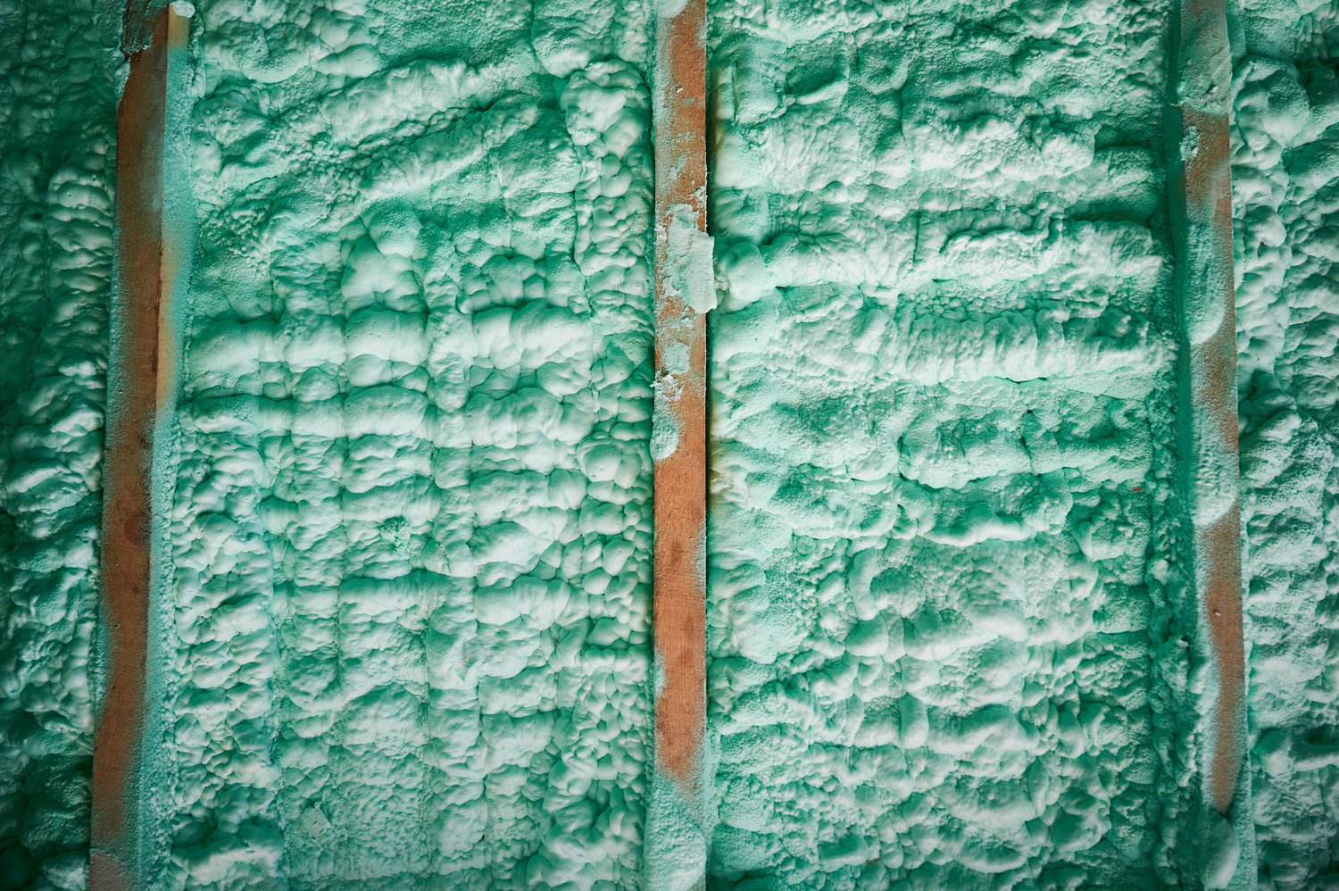 Jak wybrać odpowiednie izolacje poliuretanowe dla instalacji w budynku