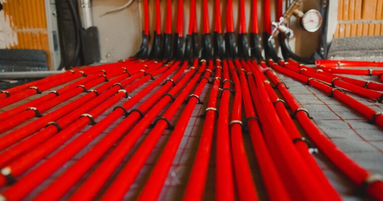 Jak wybrać odpowiednie kable grzejne do zabezpieczenia instalacji przed mrozem