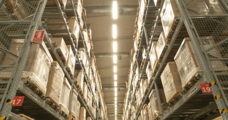 Jak wybrać odpowiednie lampy hermetyczne LED do hurtowni i magazynu