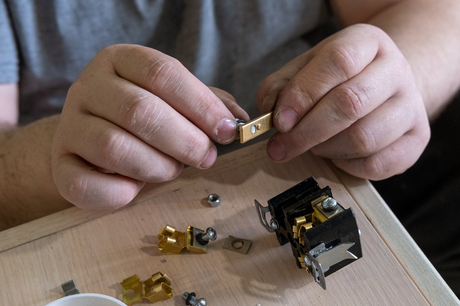 Jak wymienić uszkodzoną lampkę kontrolną w wyłączniku?