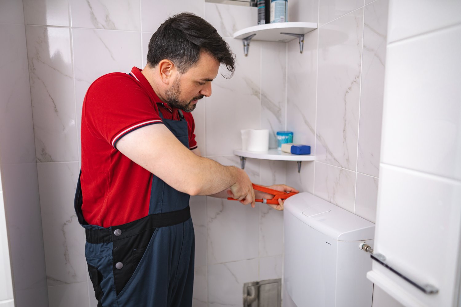 Jak wymienić uszkodzony pływak w spłuczce kompaktowej?